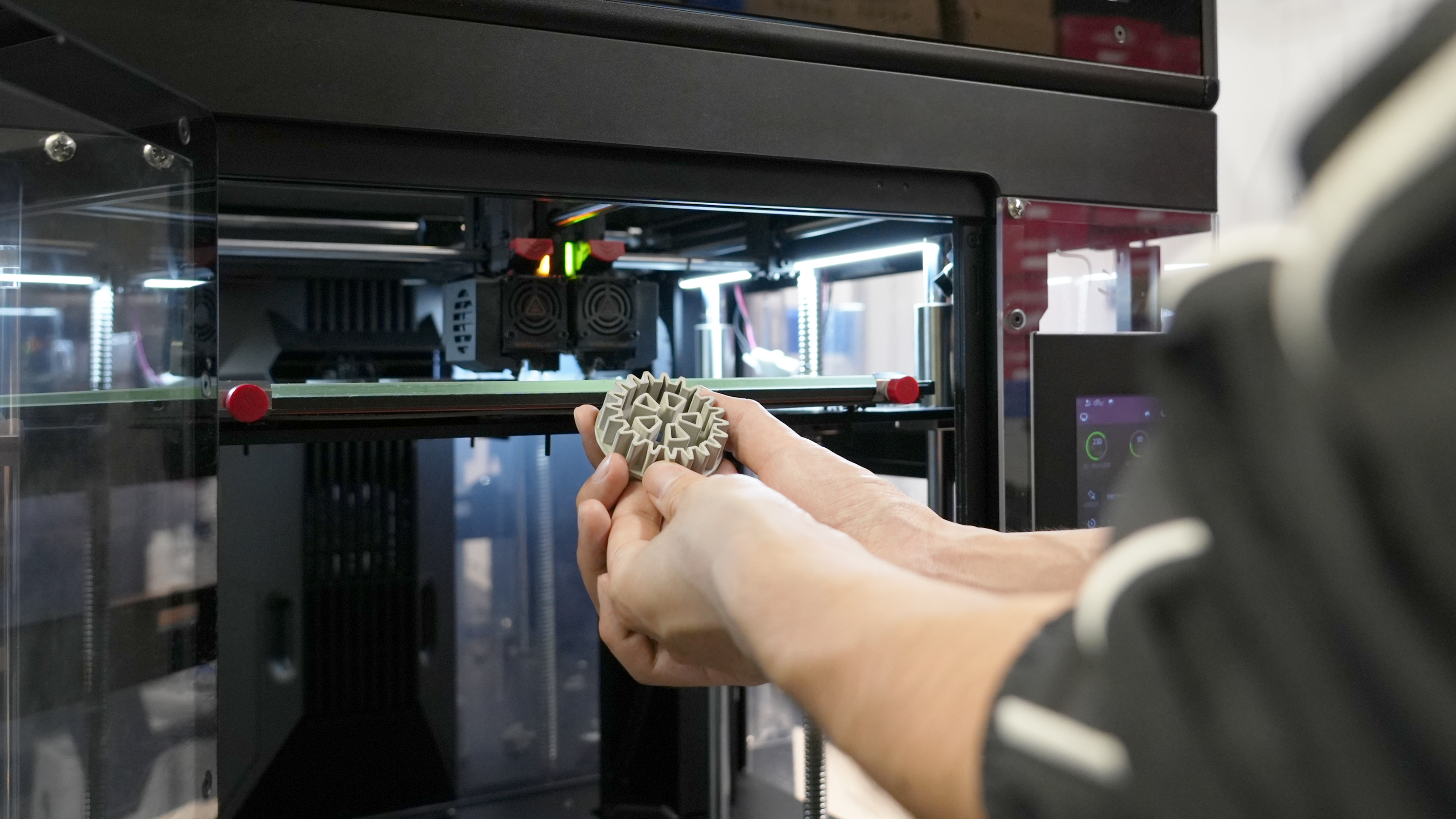 选择性激光烧结为何适合复杂结构件？基于 PA12 的材料性能分析