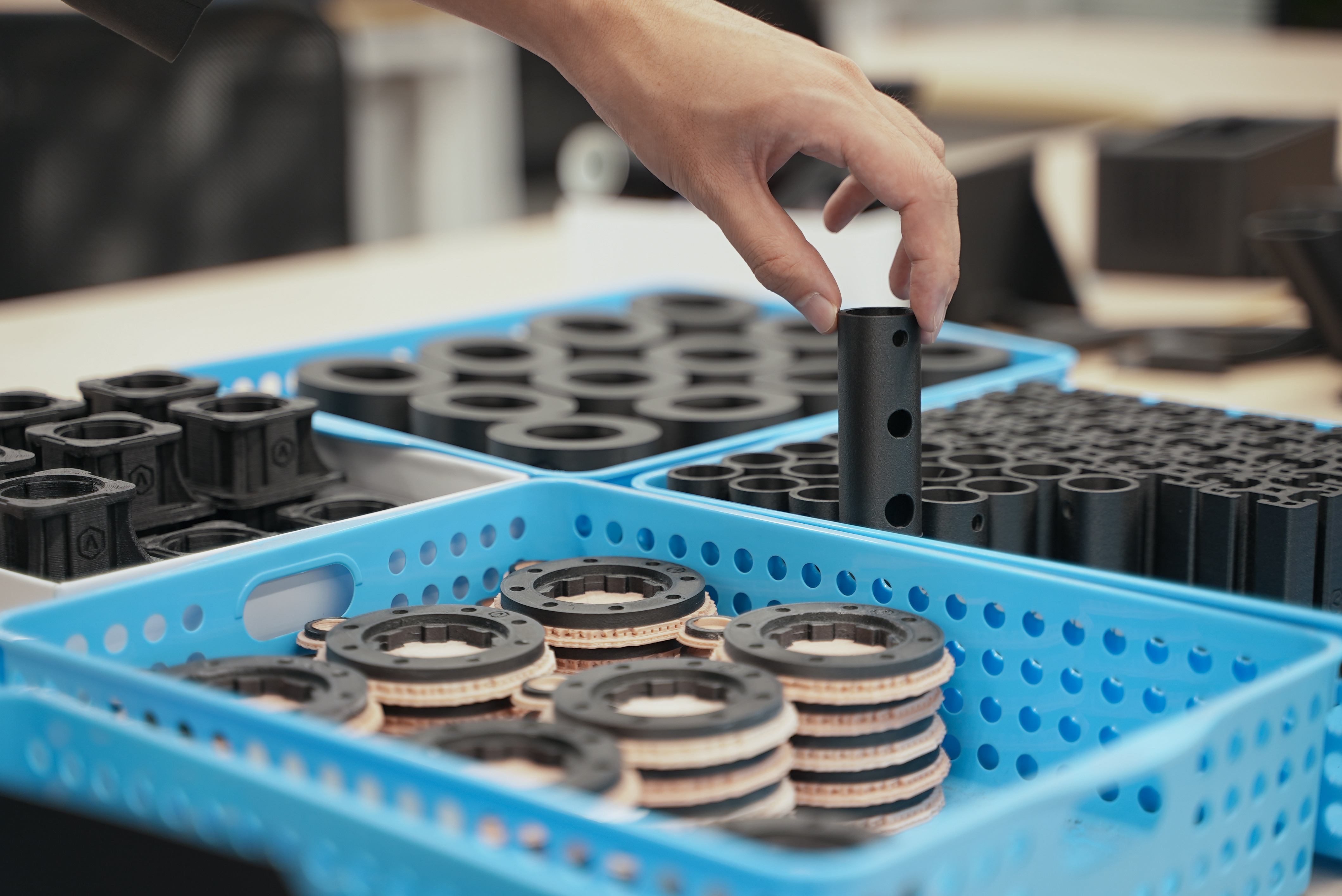 SLS 在汽车行业的应用：线束夹、仪表支架、轻量化部件如何快速制造